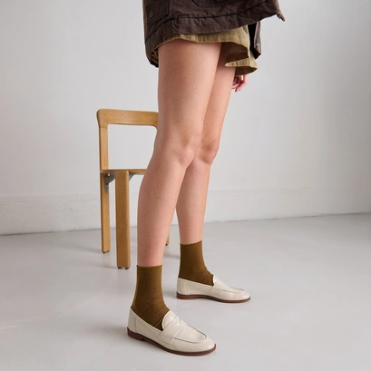Closed toe and round loafers in pleated patent ecru | thelma