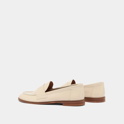 Closed toe and round loafers in pleated patent ecru | thelma