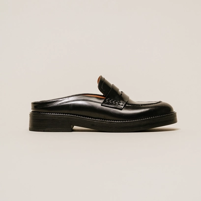 Flat heel loafers with round toe in black shiny leather | alise