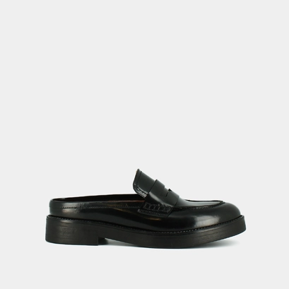 Flat heel loafers with round toe in black shiny leather | alise