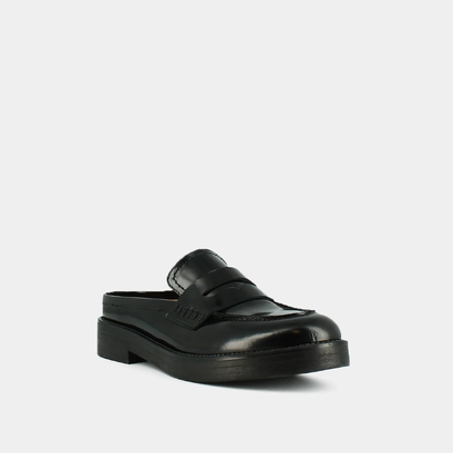Flat heel loafers with round toe in black shiny leather | alise