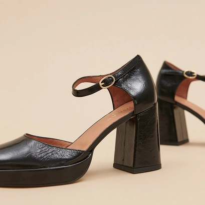 Square toe slippers with strap in black shiny leather | vero