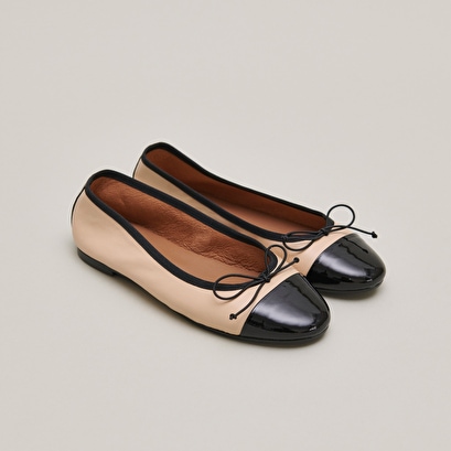 Ballerinas with flat heels and bows in black and beige patent