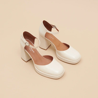 Square toe slippers with strap in ecru shiny leather | vero