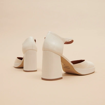 Square toe slippers with strap in ecru shiny leather | vero
