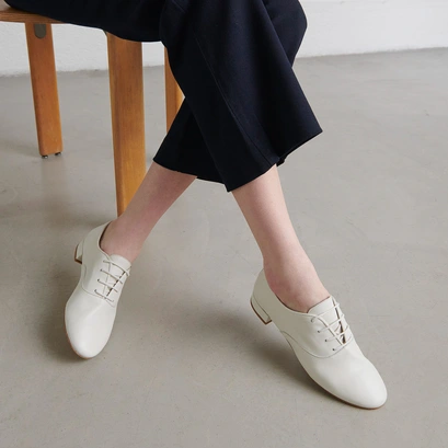 Flat heel richelieus in ecru leather | ADENISE