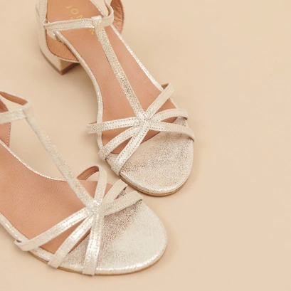Sandals with heels and open toes in platinum laminated velvet | adelia