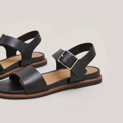 Sandals with straps and open toes in black leather | acco