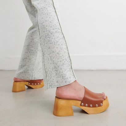 Platform mules with open toes in cognac leather | ELENA