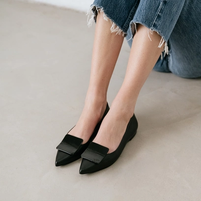 Pointed-toe ballerinas in black pleated patent | durable
