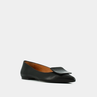 Pointed-toe ballerinas in black pleated patent | durable