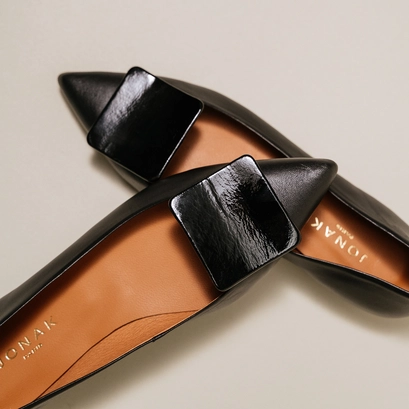 Pointed-toe ballerinas in black pleated patent | durable