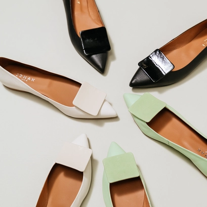 Pointed-toe ballerinas in black pleated patent | durable