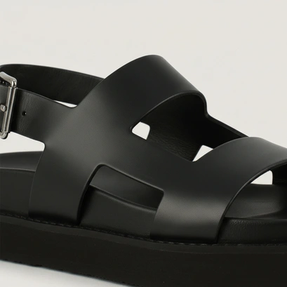 Cross-strap sandals in black shiny leather | lagune