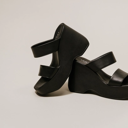 Wedge mules with straps in black leather | priscilla