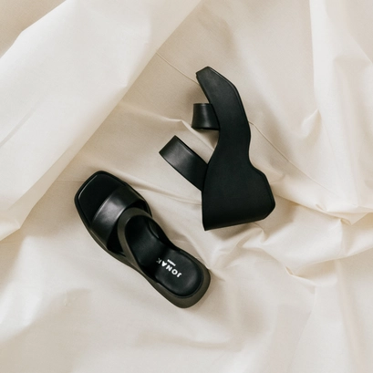 Wedge mules with straps in black leather | priscilla