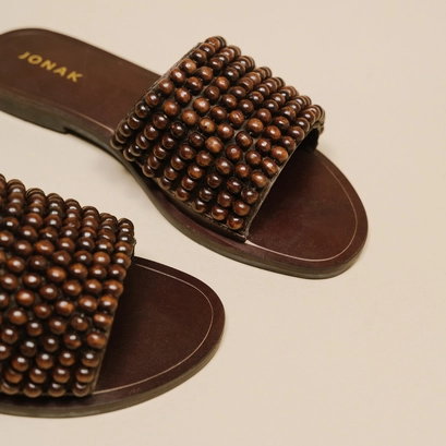 Flat mules with pearls in brown leather | walk