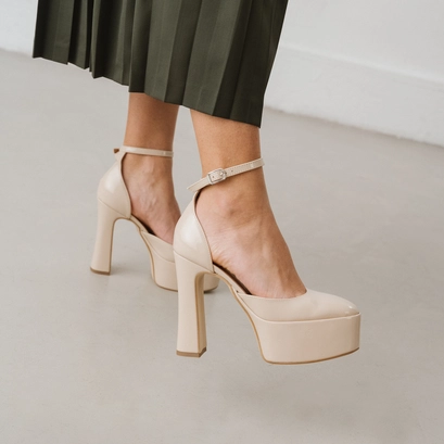 High heel pumps in beige patent | jenny