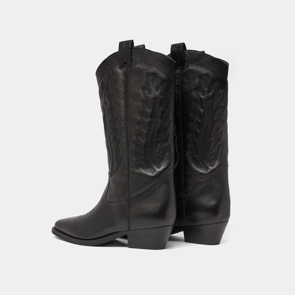 Pointed toe boots with exposed stitching in black grained leather | DELEA