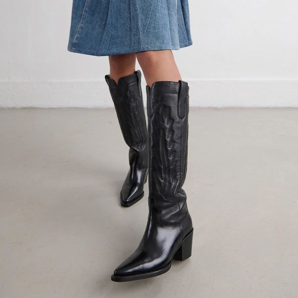 Boots with thick heels and visible stitching in black grained leather | DILO