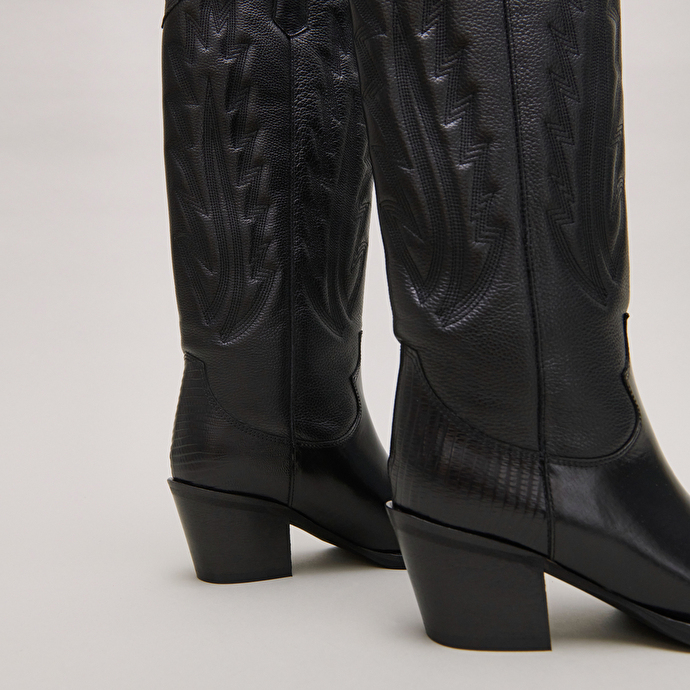 Boots with thick heels and visible stitching in black grained leather | DILO