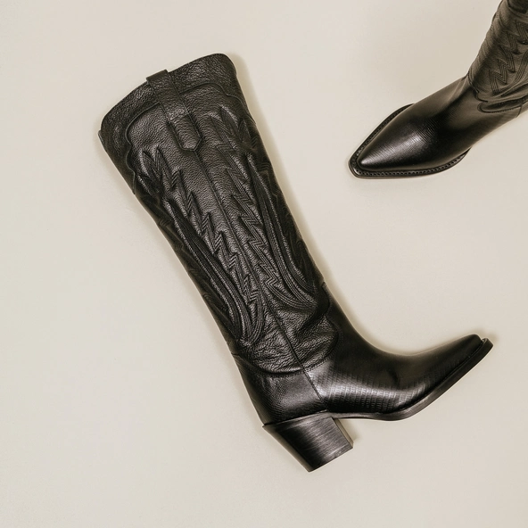 Boots with thick heels and visible stitching in black grained leather | DILO