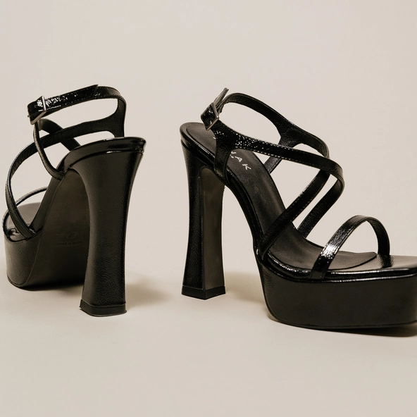Platform sandals with crossed straps in black pleated leather | BOECIA