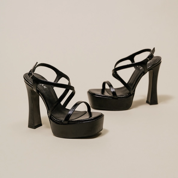 Platform sandals with crossed straps in black pleated leather | BOECIA