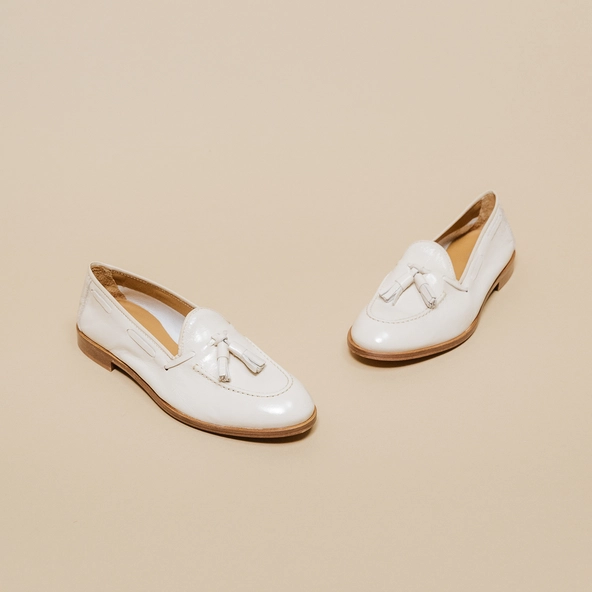 Round toe loafers with pompons in pleated patent ecru | TIPHAINE