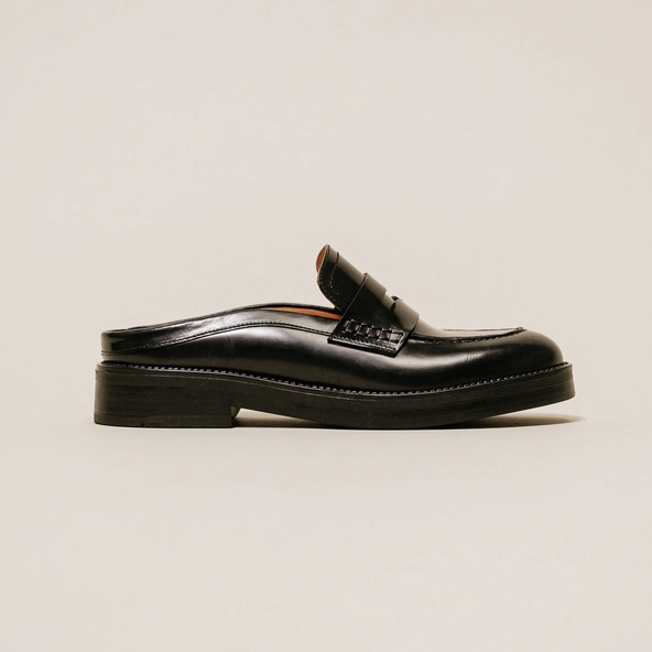Flat heel loafers with round toe in black shiny leather | ALISE