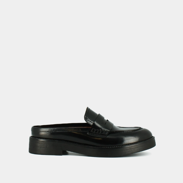 Flat heel loafers with round toe in black shiny leather | ALISE