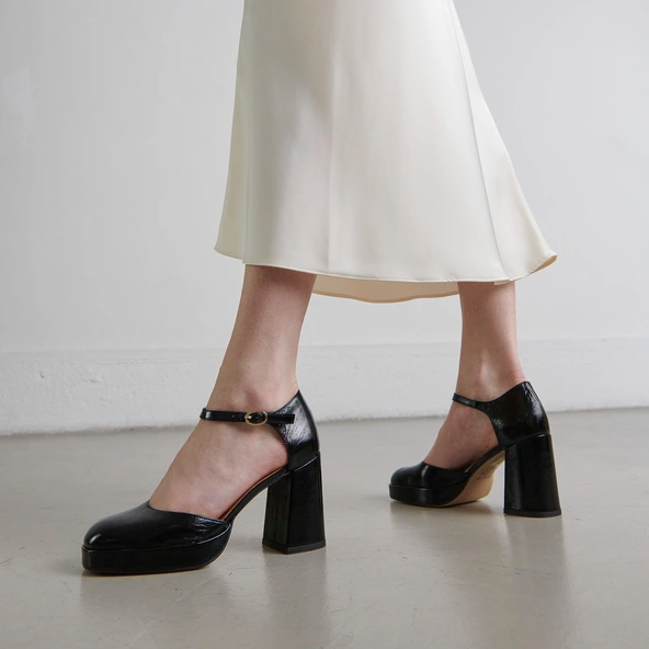 Square toe slippers with strap in black shiny leather | VERO