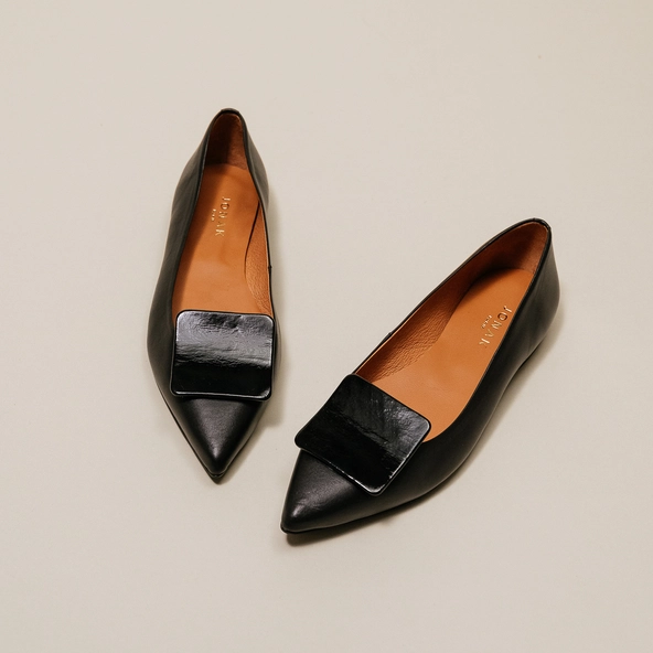 Pointed-toe ballerinas in black pleated patent | DURABLE