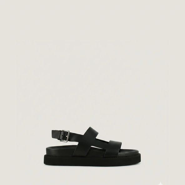 Cross-strap sandals in black shiny leather | LAGUNE