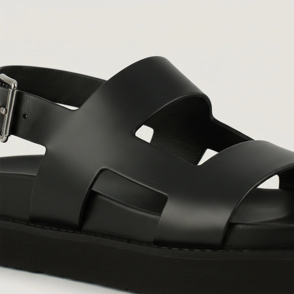Cross-strap sandals in black shiny leather | LAGUNE