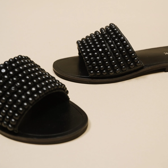 Flat mules with pearls in black leather | WALK