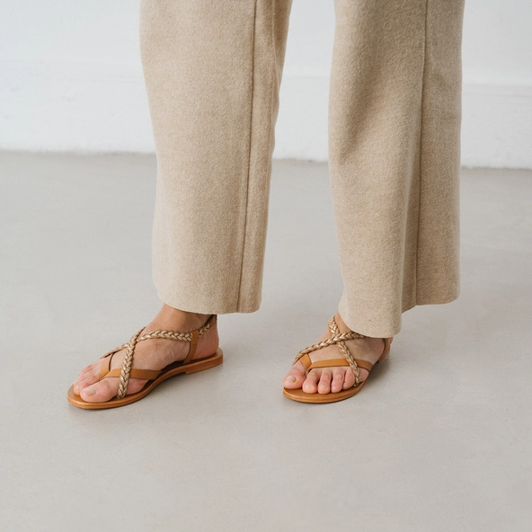Sandals with straps in leather camel and gold | WARREN
