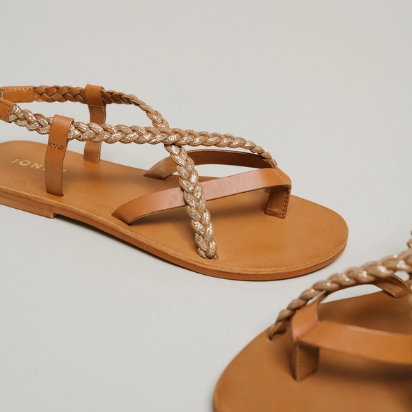 Sandals with straps in leather camel and gold | WARREN