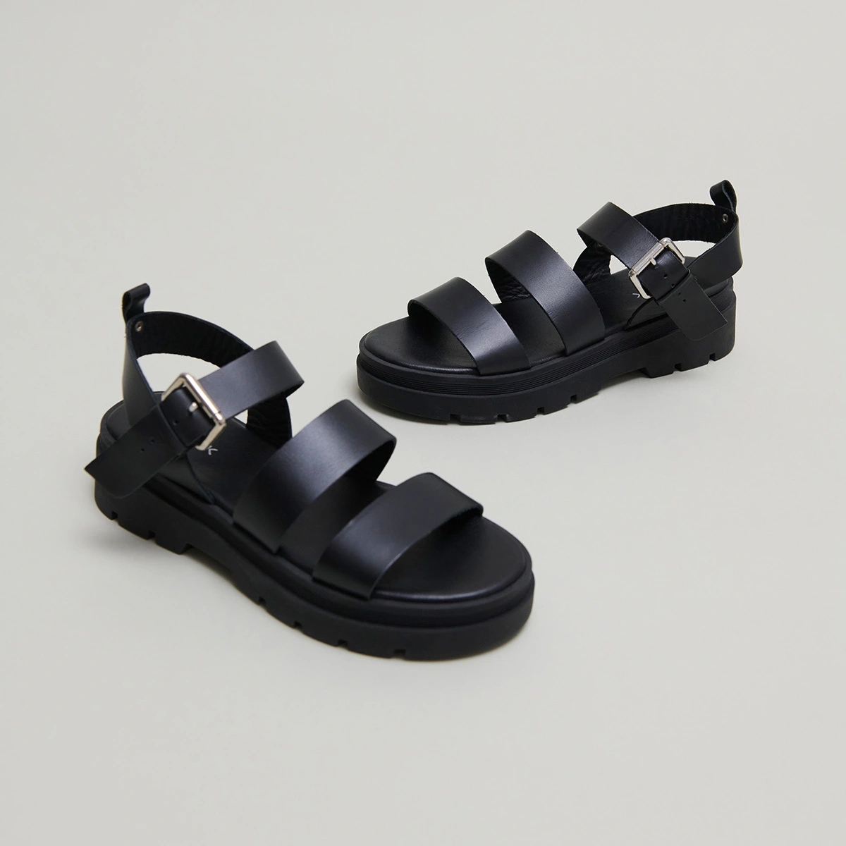 Platform sandals with buckles in black leather | PRIAME