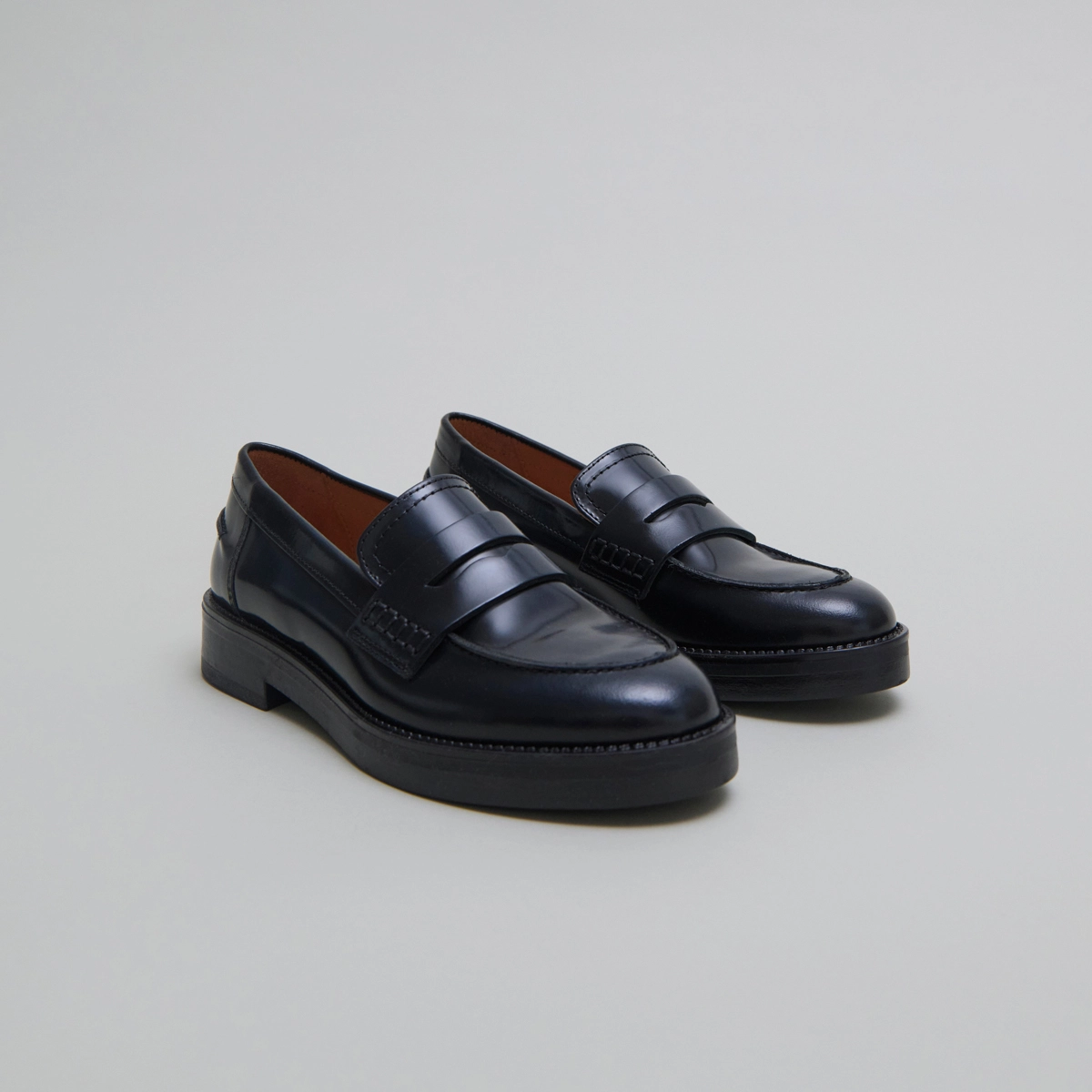 Round-toed loafers in blue patinated leather | MIRNA