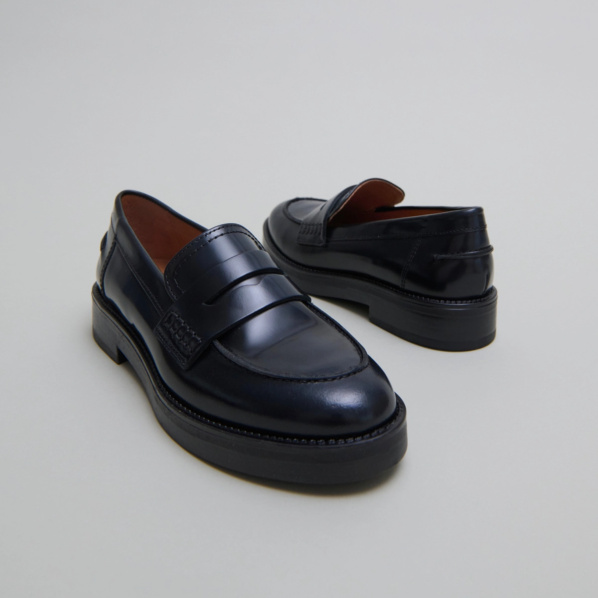 Round-toed loafers in blue patinated leather | MIRNA