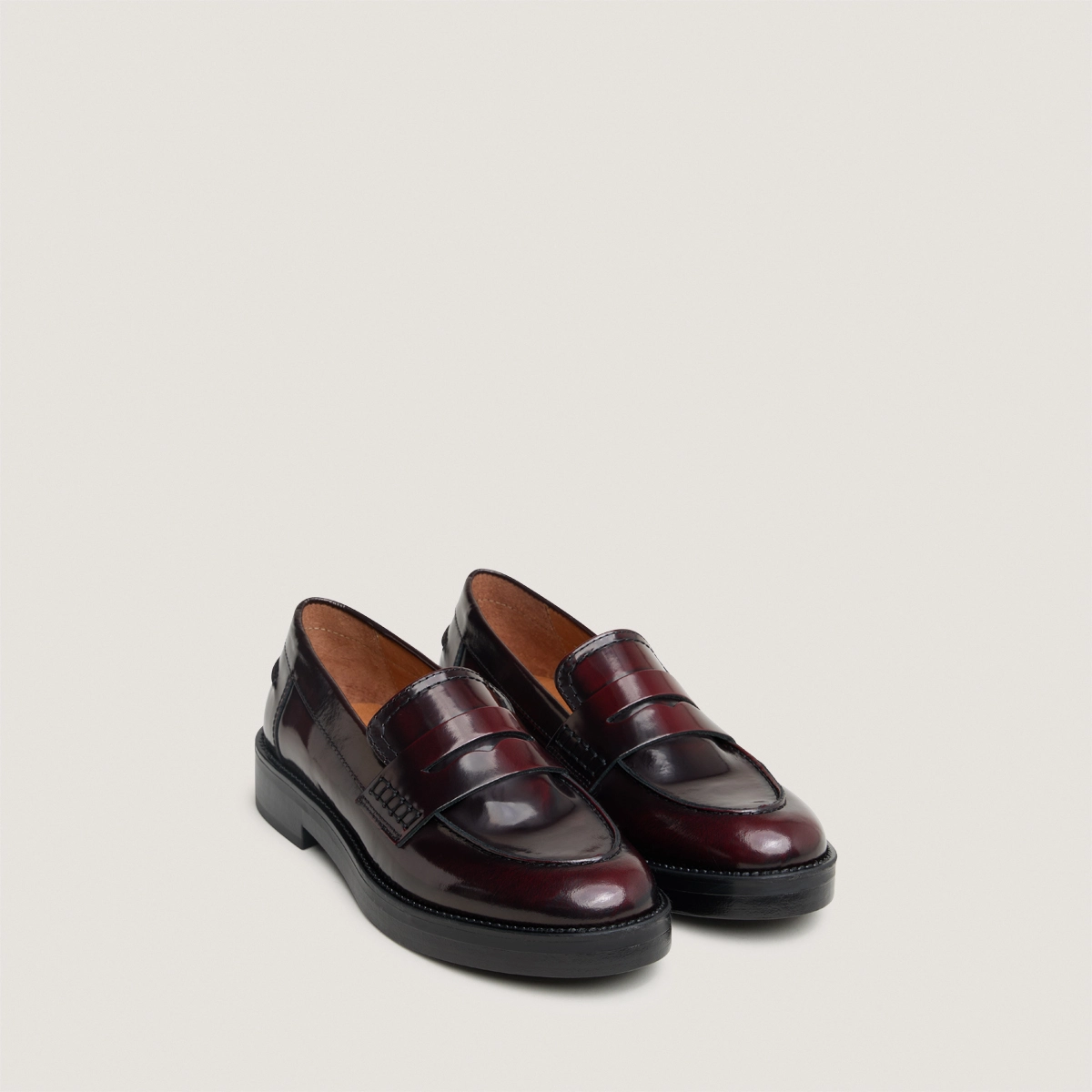 Round-toed loafers in burgundy patinated leather | MIRNA