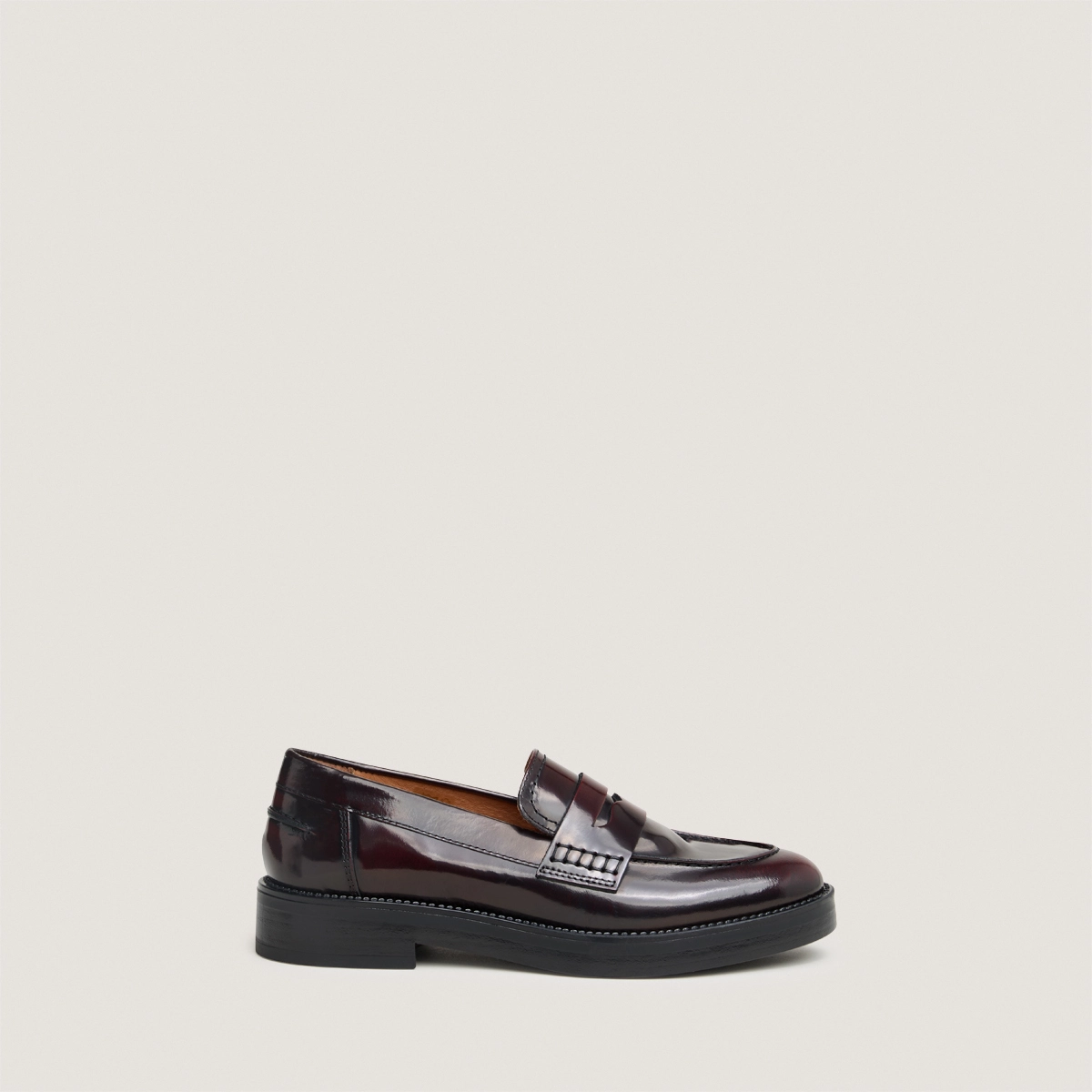 Round-toed loafers in burgundy patinated leather | MIRNA
