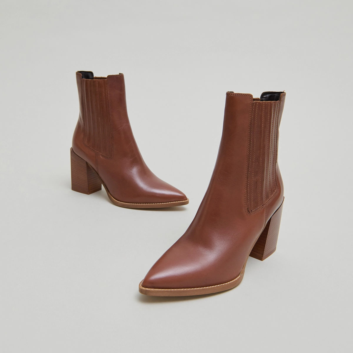 Boots with heels and pointed toes in cognac leather | PERLINE
