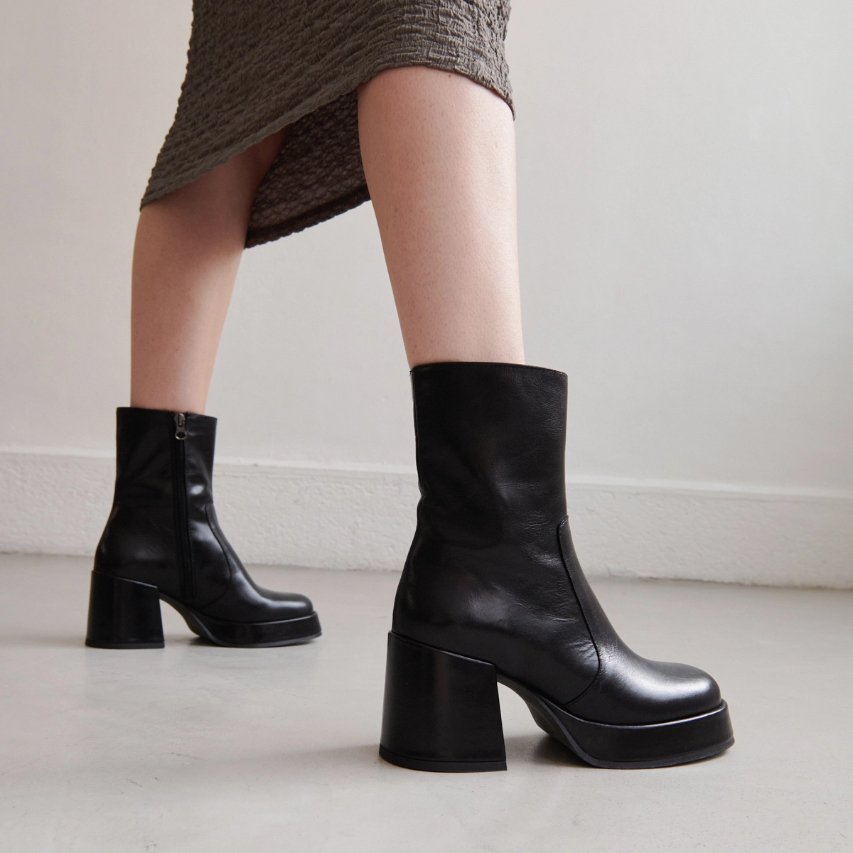 Heeled boots with square toe in black leather | BALDWIN