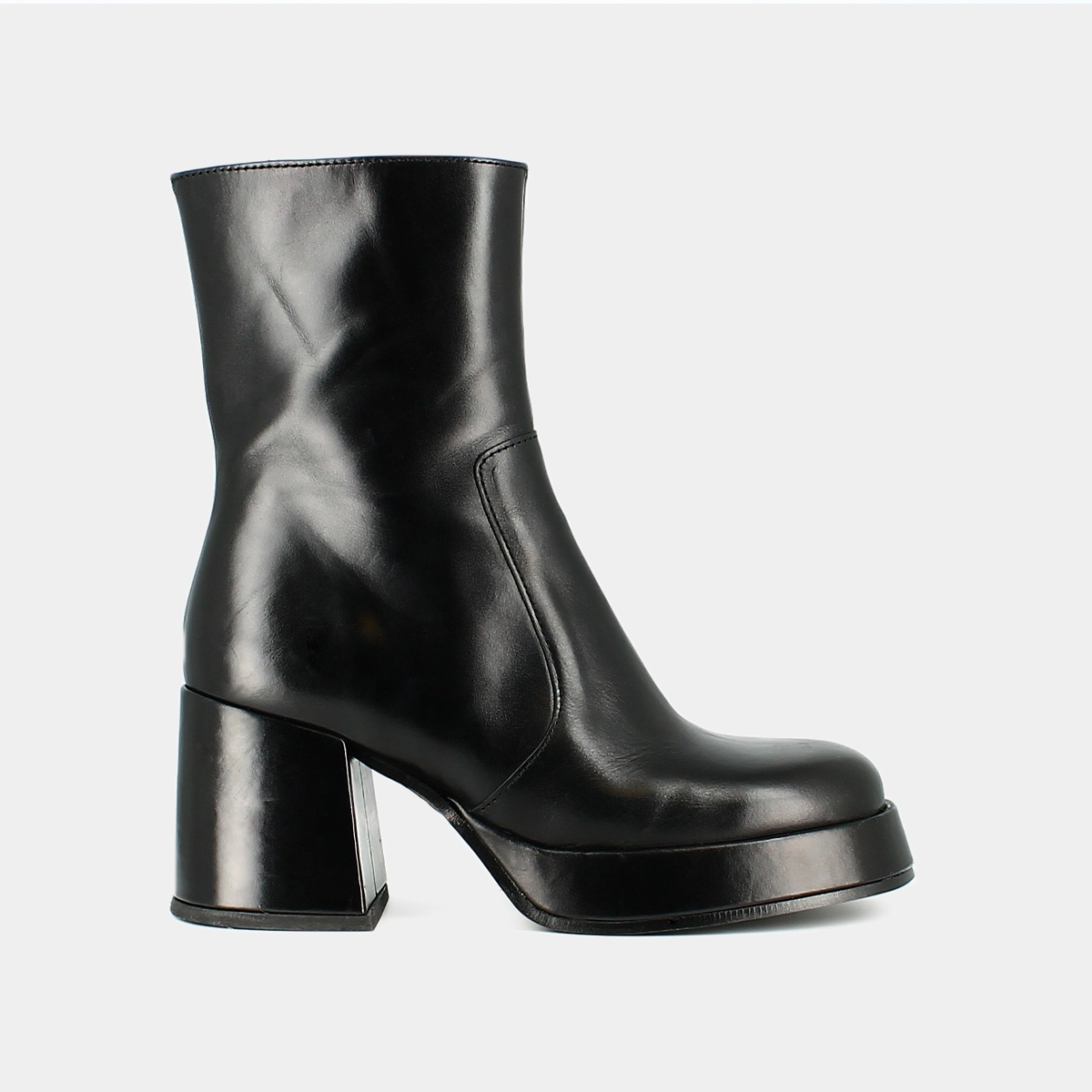 Heeled boots with square toe in black leather | BALDWIN