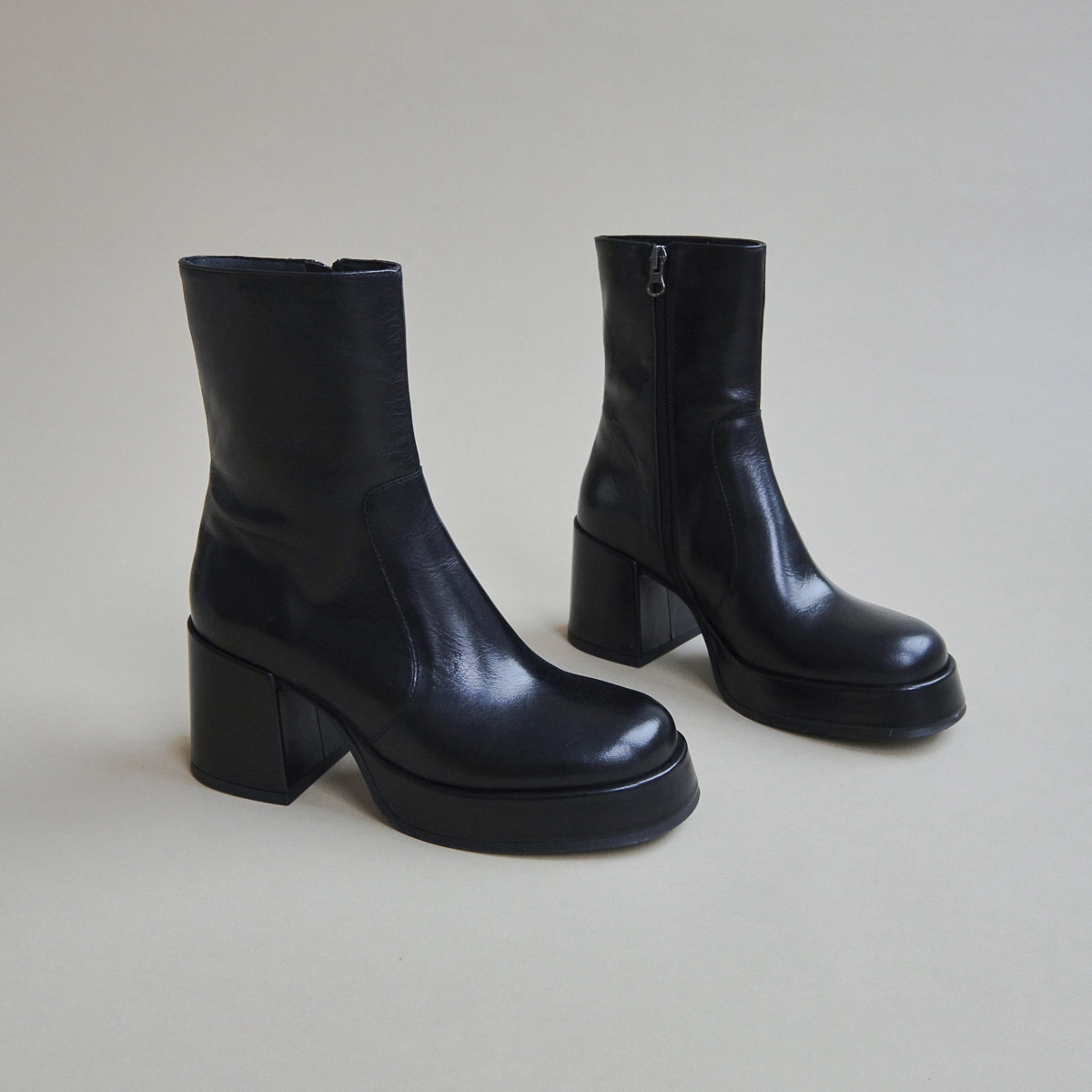 Heeled boots with square toe in black leather | BALDWIN