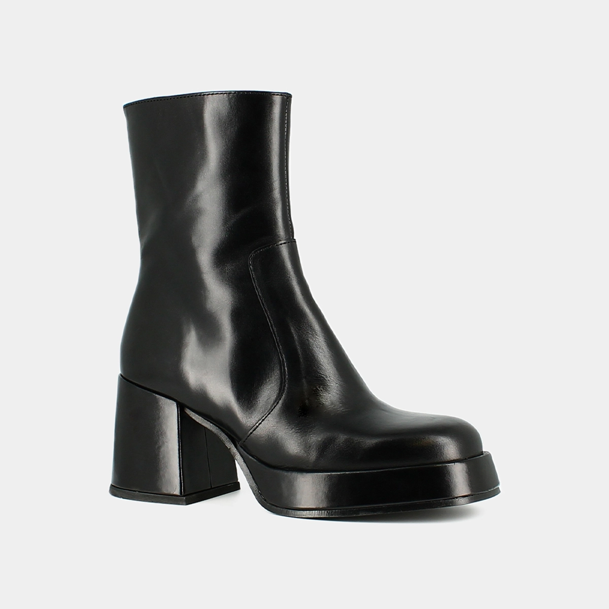 Heeled boots with square toe in black leather | BALDWIN
