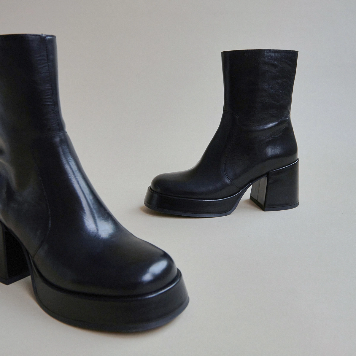 Heeled boots with square toe in black leather | BALDWIN
