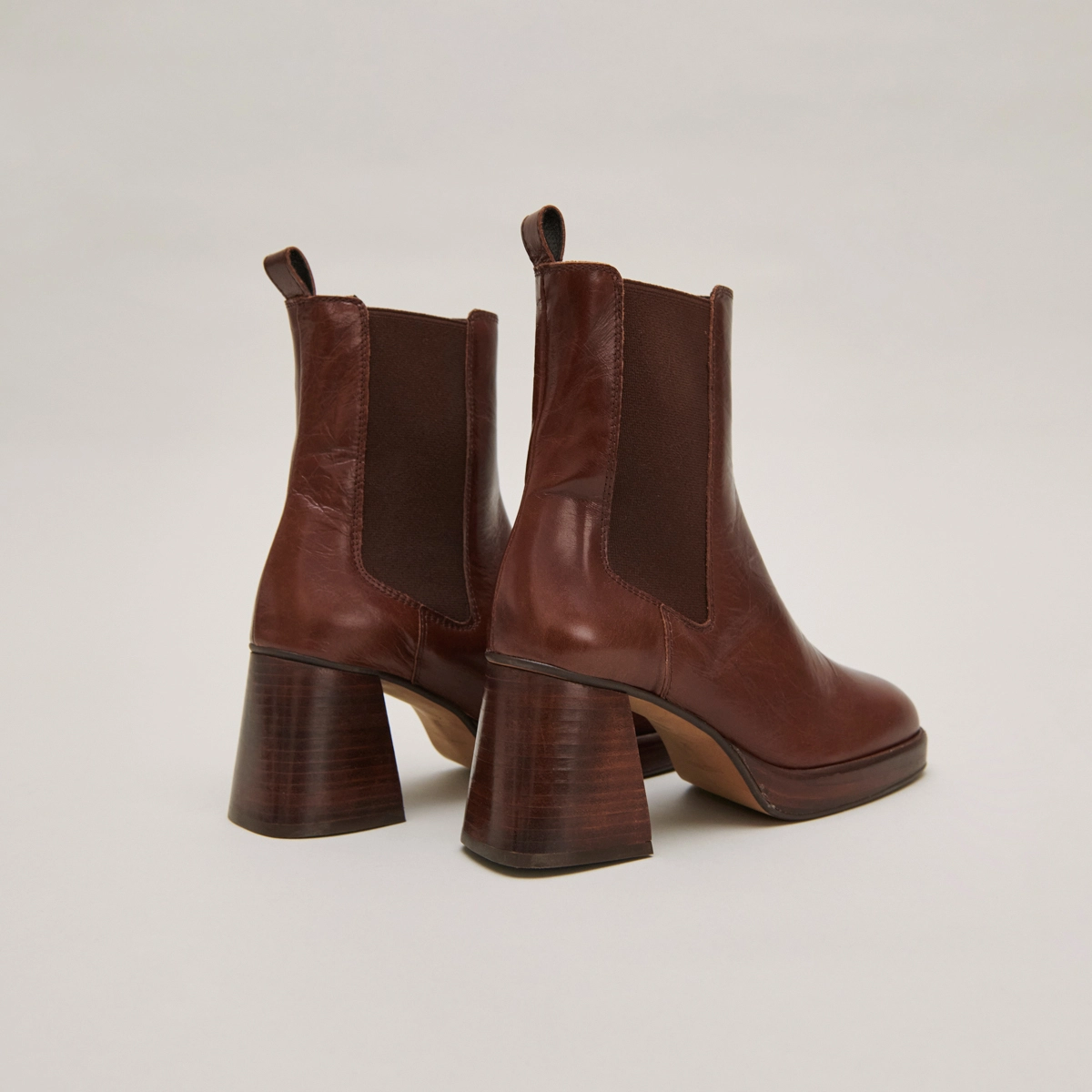 Square toe and elastic boots in brown aged leather | BECCA